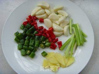 鲜美滋补---蒜子烧刀鳅的做法步骤:2