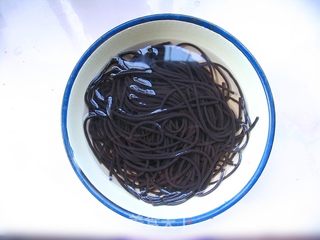 夏季快手开胃菜——爽口剁椒蕨根粉的做法步骤:2