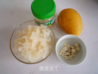 芒果银耳莲子羹的做法步骤：1