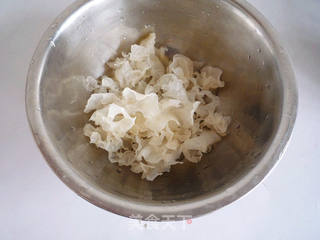 芒果银耳莲子羹的做法步骤:2