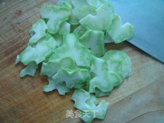 废料利用之凉拌西兰花茎的做法步骤：1