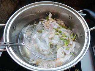 蚕豆腊肠煮白花的做法步骤:2