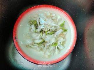 蚕豆腊肠煮白花的做法步骤:3