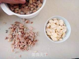蚕豆腊肠煮白花的做法步骤:4