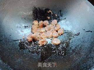 蚕豆腊肠煮白花的做法步骤:6