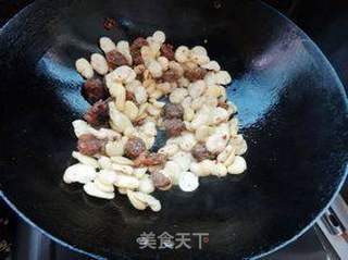 蚕豆腊肠煮白花的做法步骤:7