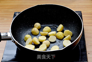 不可错过的小土豆烧鱿鱼的做法步骤:8