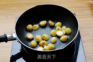 不可错过的小土豆烧鱿鱼的做法步骤:9