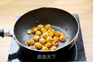 不可错过的小土豆烧鱿鱼的做法步骤:11