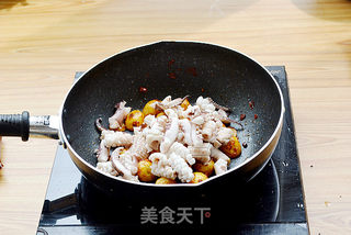 不可错过的小土豆烧鱿鱼的做法步骤:12