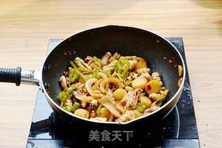 不可错过的小土豆烧鱿鱼的做法步骤:14