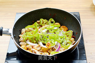 不可错过的小土豆烧鱿鱼的做法步骤:13