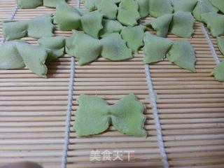 吸引小盆友的美食--翡翠蝴蝶面&螺旋面的做法步骤:13
