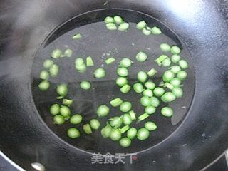 开胃养眼饭--------五彩菠萝炒饭(巧挖菠萝)的做法步骤:2