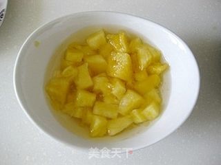 开胃养眼饭--------五彩菠萝炒饭(巧挖菠萝)的做法步骤:7