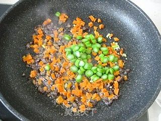 开胃养眼饭--------五彩菠萝炒饭(巧挖菠萝)的做法步骤:12