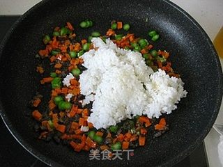 开胃养眼饭--------五彩菠萝炒饭(巧挖菠萝)的做法步骤:13