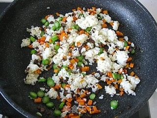 开胃养眼饭--------五彩菠萝炒饭(巧挖菠萝)的做法步骤:14