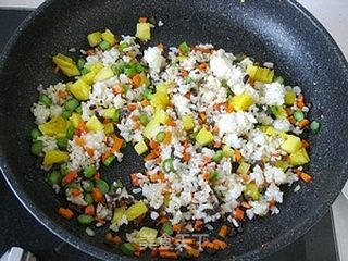 开胃养眼饭--------五彩菠萝炒饭(巧挖菠萝)的做法步骤:15