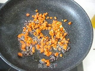 开胃养眼饭--------五彩菠萝炒饭(巧挖菠萝)的做法步骤:11