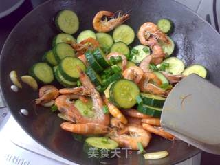 大虾青瓜麻油爆的做法步骤:7