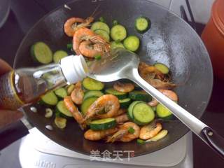 大虾青瓜麻油爆的做法步骤:8