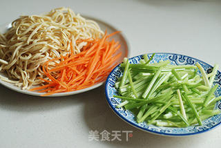 芹菜干丝的做法步骤:2