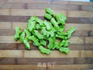 核桃香煸苦瓜的做法步骤:2