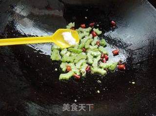 核桃香煸苦瓜的做法步骤:7