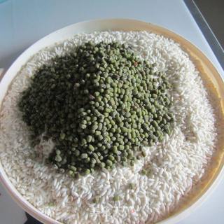 糯米绿豆粽子的做法步骤：1