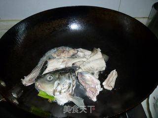 一鱼两吃-------豌豆鱼丁、鱼骨汤的做法步骤：14