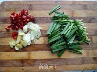 废物做菜也好吃——韭菜炒西瓜皮的做法步骤:2