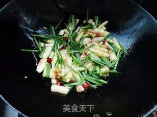 废物做菜也好吃——韭菜炒西瓜皮的做法步骤：5