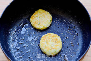 剩米饭的好去处——米香鳕鱼饼的做法步骤：7