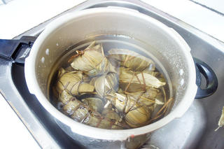 咸肉粽的做法步骤：8