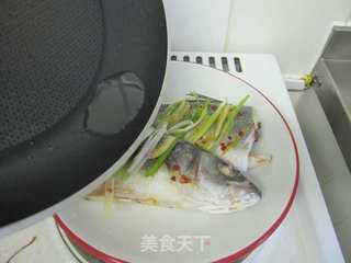 【电饭煲也能做饭店菜】清蒸鲈鱼的做法步骤：13