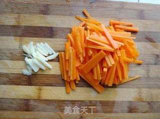 菌脚干煸胡萝卜的做法步骤:2