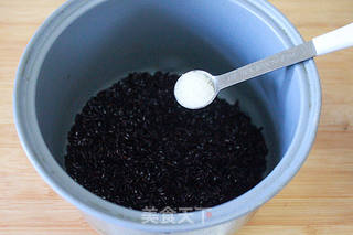 【芒果白雪黑糯米】经典港式甜品丝丝香甜的做法步骤:2