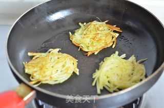 学做西餐厅里的新菜式----三文鱼薯饼的做法步骤：10