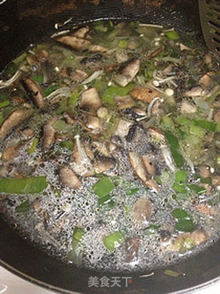 酥皮奶油菌菇汤的做法步骤:6