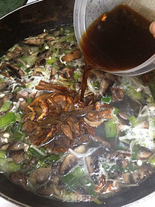 酥皮奶油菌菇汤的做法步骤:7