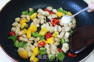 【彩椒腰果爆鸡丁】色泽鲜艳让你食欲大增的咸鲜鸡丁的做法步骤:6