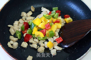 【彩椒腰果爆鸡丁】色泽鲜艳让你食欲大增的咸鲜鸡丁的做法步骤:5