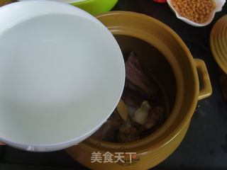 【清补老火靓汤——夏天篇】老黄瓜黄豆煲猪骨的做法步骤：5