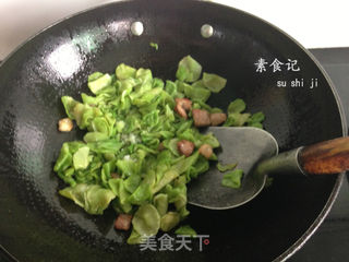 莴笋肉炒丁香鱼的做法步骤:2