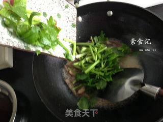 芹菜虾蛄肉的做法步骤：4