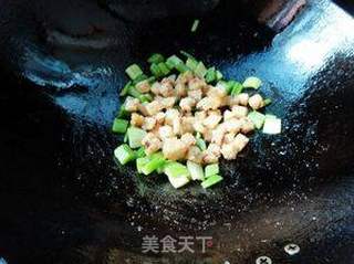 男人们的下酒菜——花生芹菜炒粽子的做法步骤：7