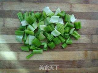 男人们的下酒菜——花生芹菜炒粽子的做法步骤:3
