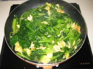 菠菜炒鸡蛋的做法步骤：7
