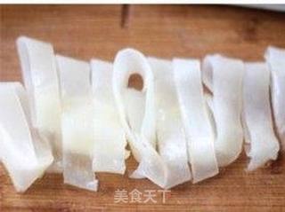 详细22图教你做助家人轻松过苦夏的街头小吃——凉皮的做法步骤:11
